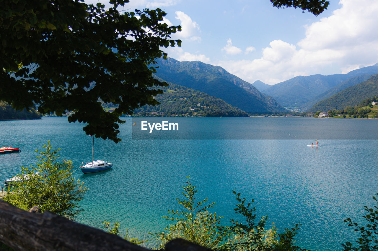 SCENIC VIEW OF SEA AGAINST MOUNTAINS