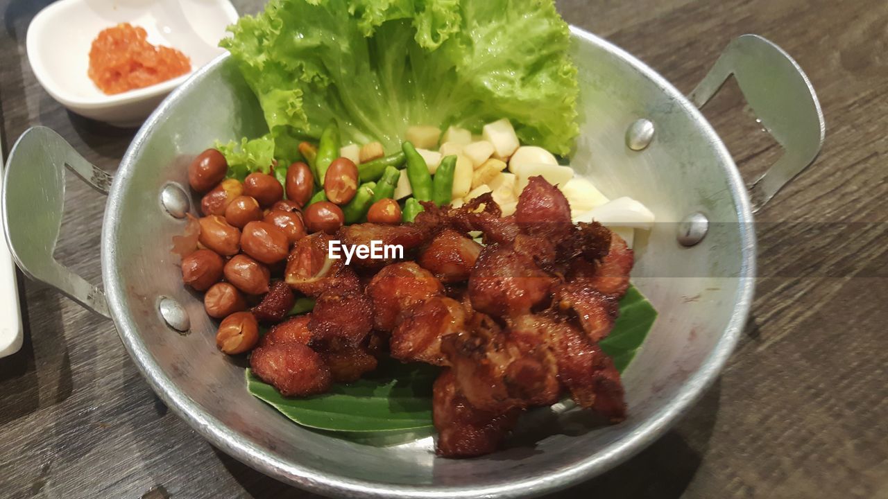 HIGH ANGLE VIEW OF FOOD IN BOWL