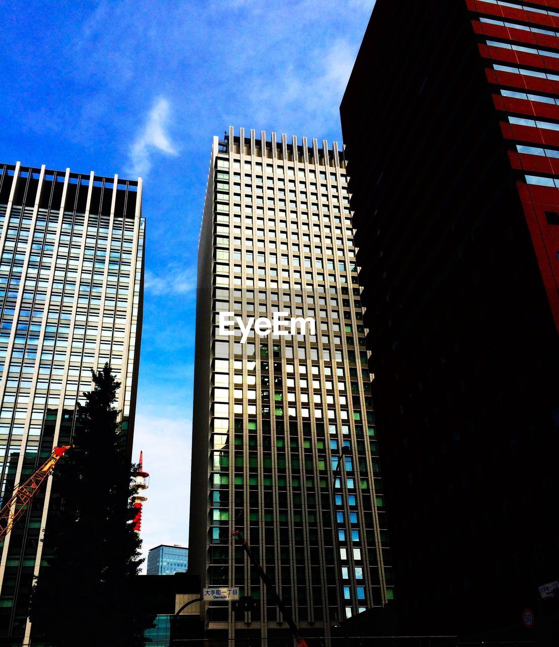 LOW ANGLE VIEW OF MODERN BUILDINGS AGAINST SKY