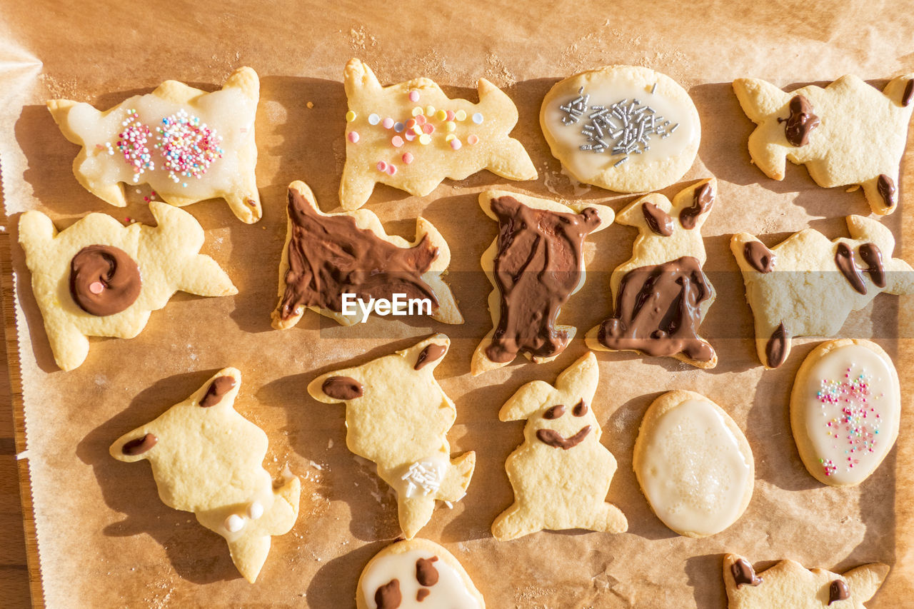 HIGH ANGLE VIEW OF COOKIES ON WOODEN TABLE