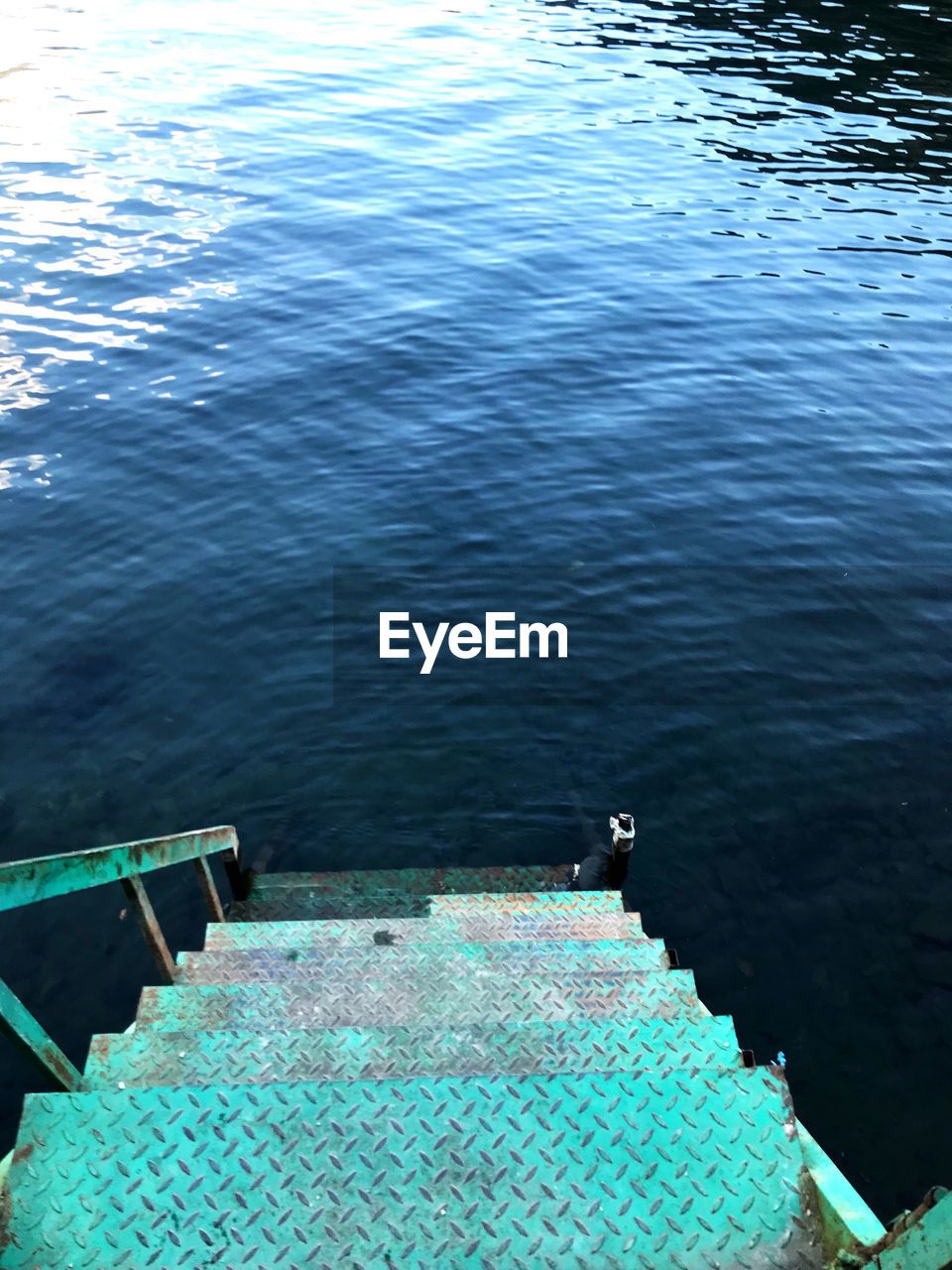HIGH ANGLE VIEW OF PIER AT SEA