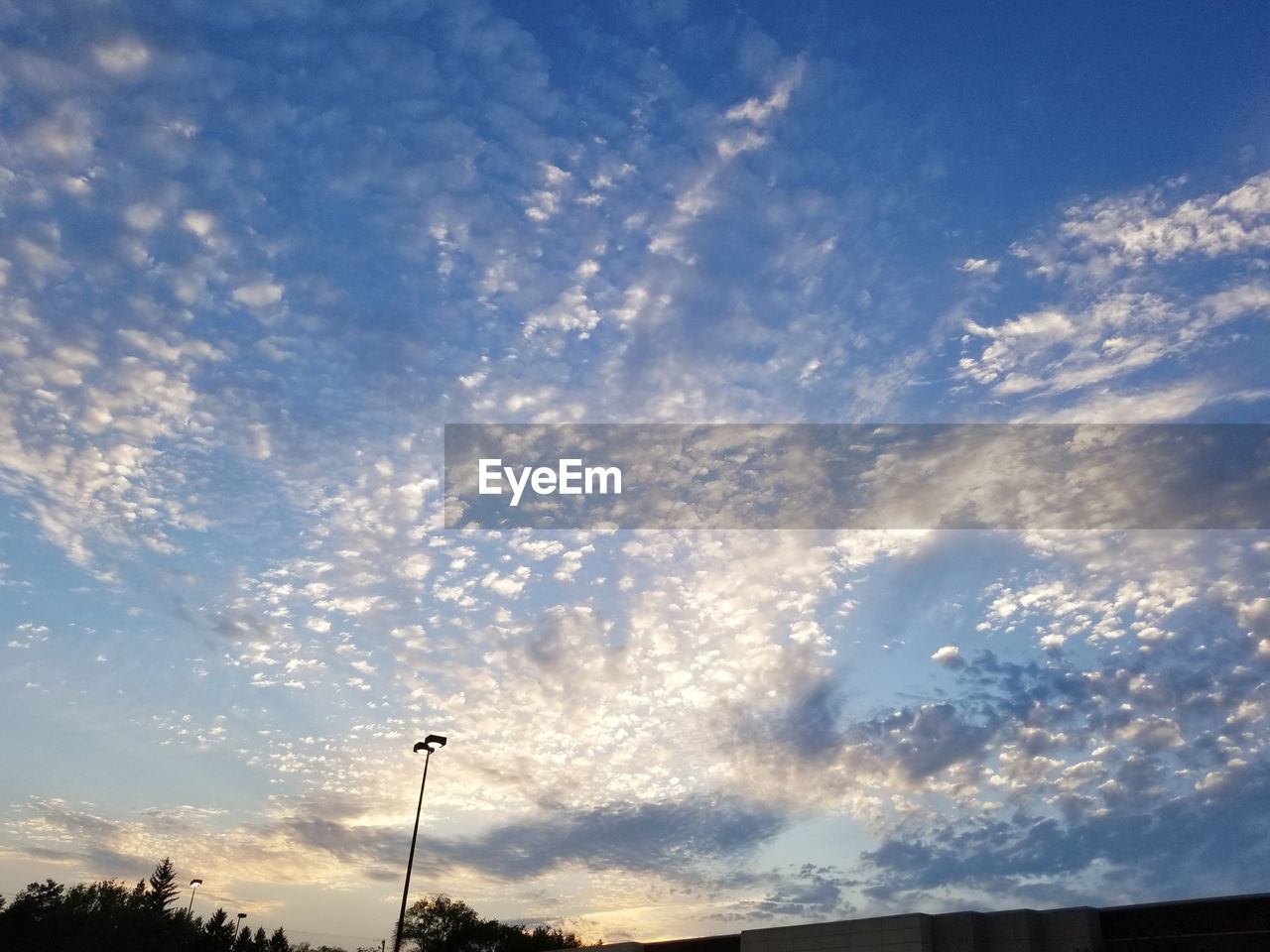 LOW ANGLE VIEW OF SILHOUETTE STREET LIGHT AGAINST SKY