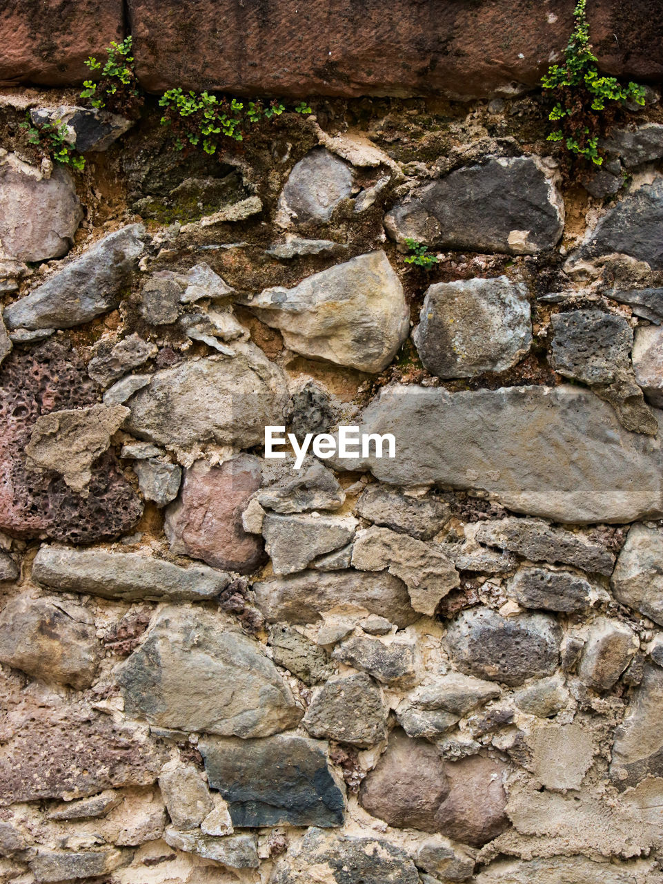 CLOSE-UP OF STONE WALL BY ROCK