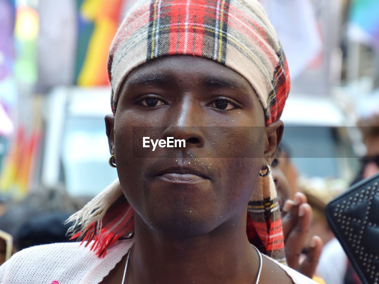 CLOSE-UP PORTRAIT OF A YOUNG MAN OUTDOORS