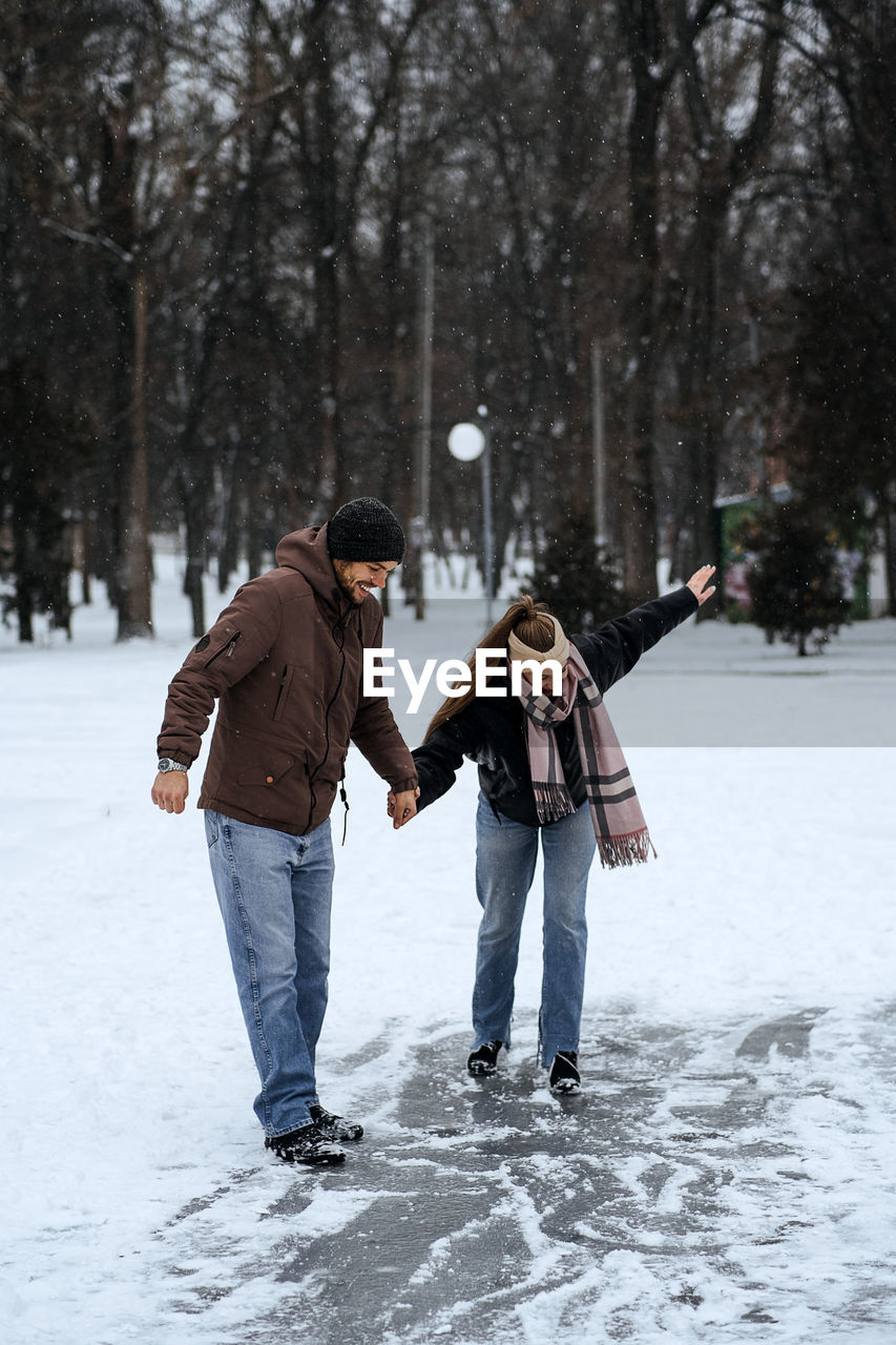 Winter couple activities. winter date ideas to cozy up. cold season dates for couples. young couple