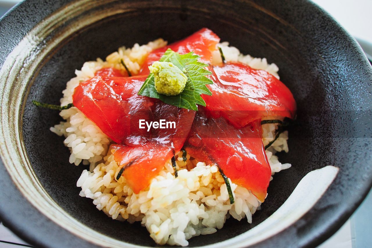 HIGH ANGLE VIEW OF SEAFOOD IN PLATE