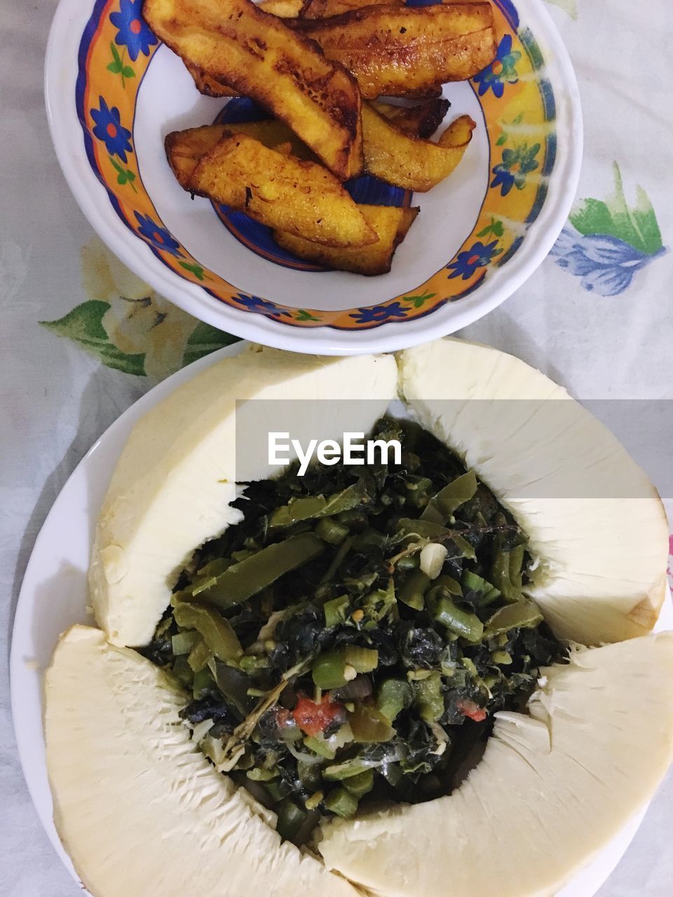 CLOSE-UP OF FOOD IN PLATE