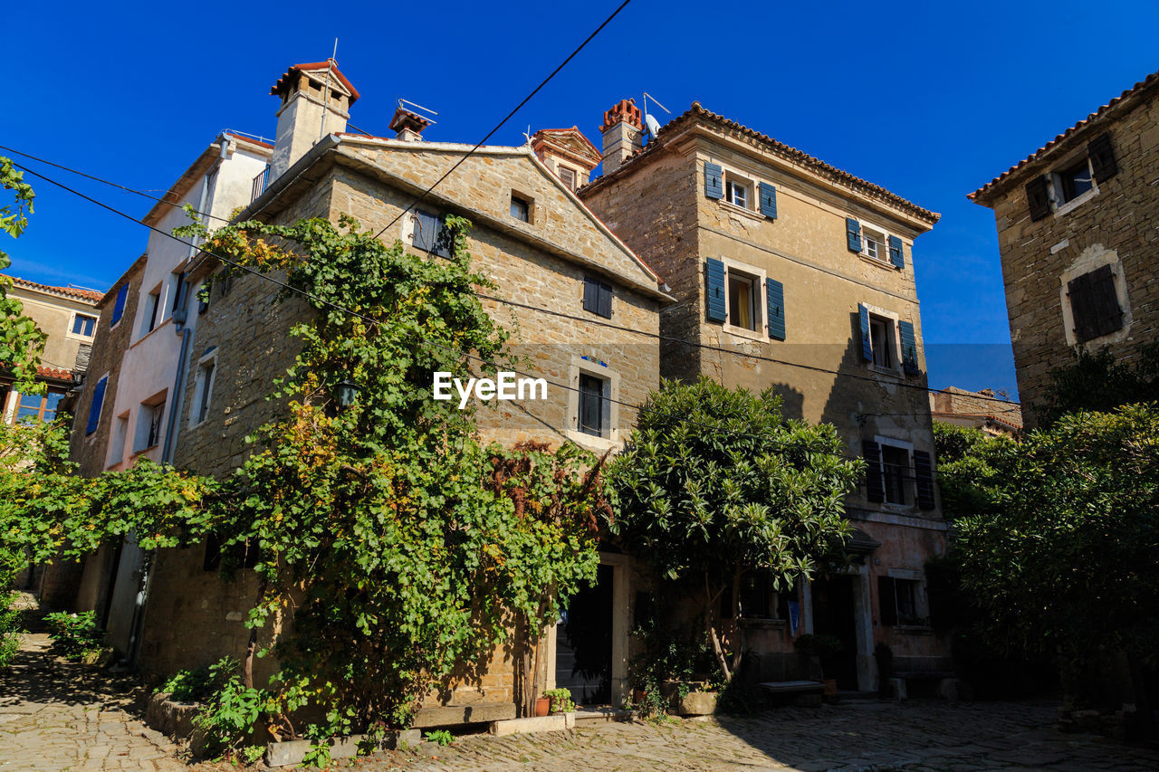 LOW ANGLE VIEW OF BUILDINGS AGAINST CLEAR SKY