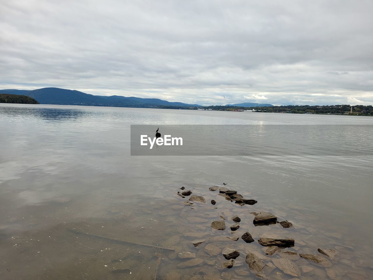 SCENIC VIEW OF SEA BY MOUNTAINS AGAINST SKY