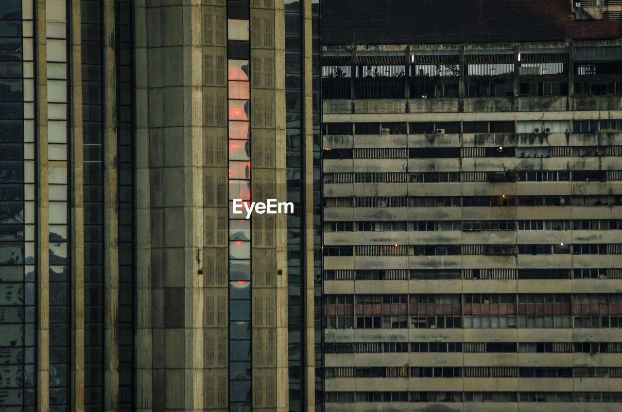 FULL FRAME SHOT OF MODERN GLASS BUILDING