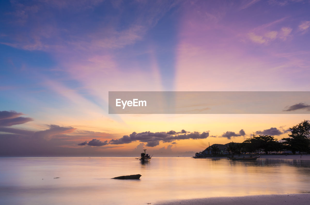 SILHOUETTE BOAT IN SEA AGAINST SKY DURING SUNSET