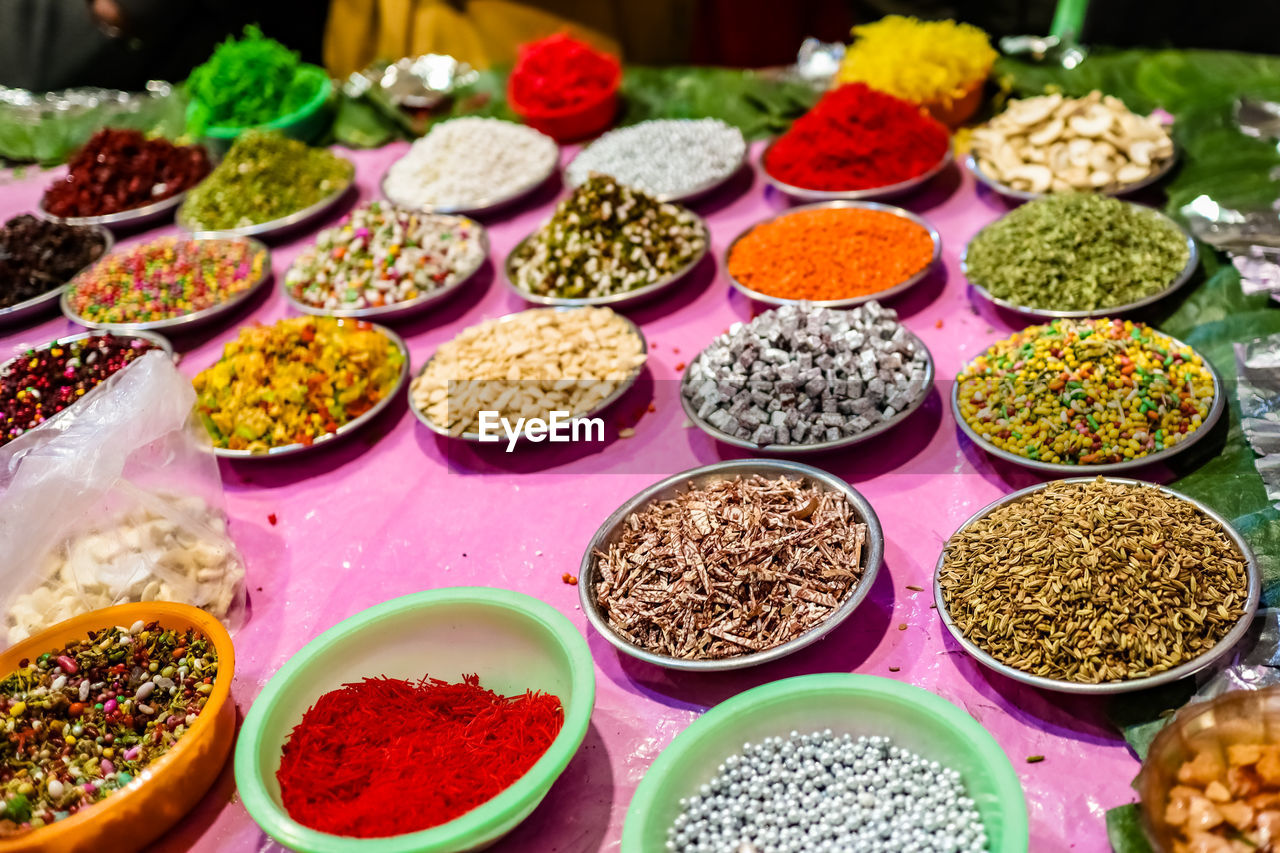 HIGH ANGLE VIEW OF MULTI COLORED VEGETABLES FOR SALE IN MARKET