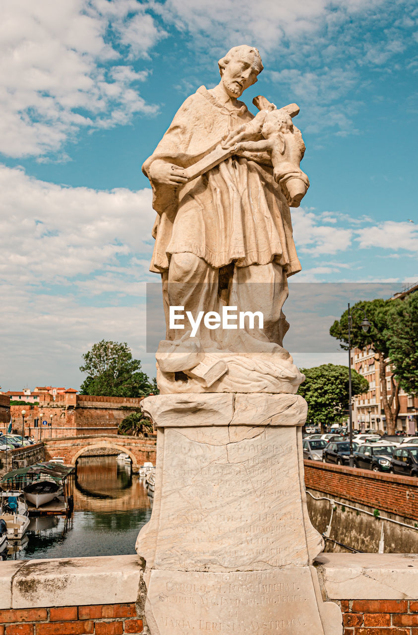 STATUE OF ANGEL AGAINST SKY