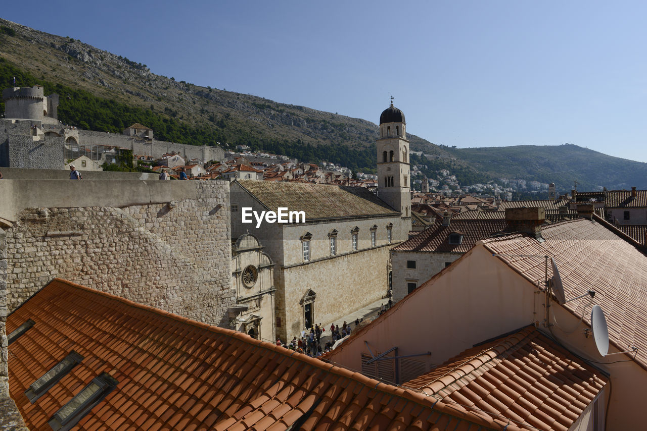 HIGH ANGLE VIEW OF BUILDINGS IN CITY AGAINST SKY