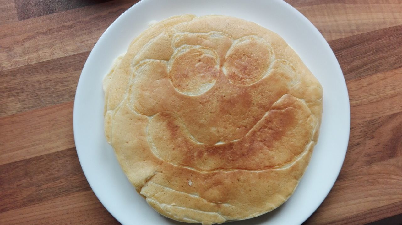 HIGH ANGLE VIEW OF BREAD IN PLATE