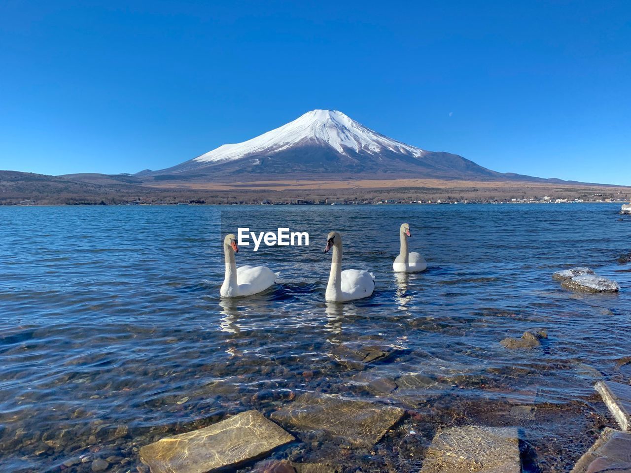 SCENIC VIEW OF LAKE AND MOUNTAINS AGAINST CLEAR SKY