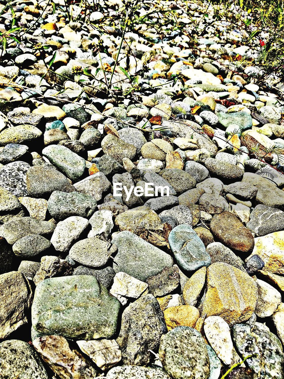 HIGH ANGLE VIEW OF STONES ON ROCK