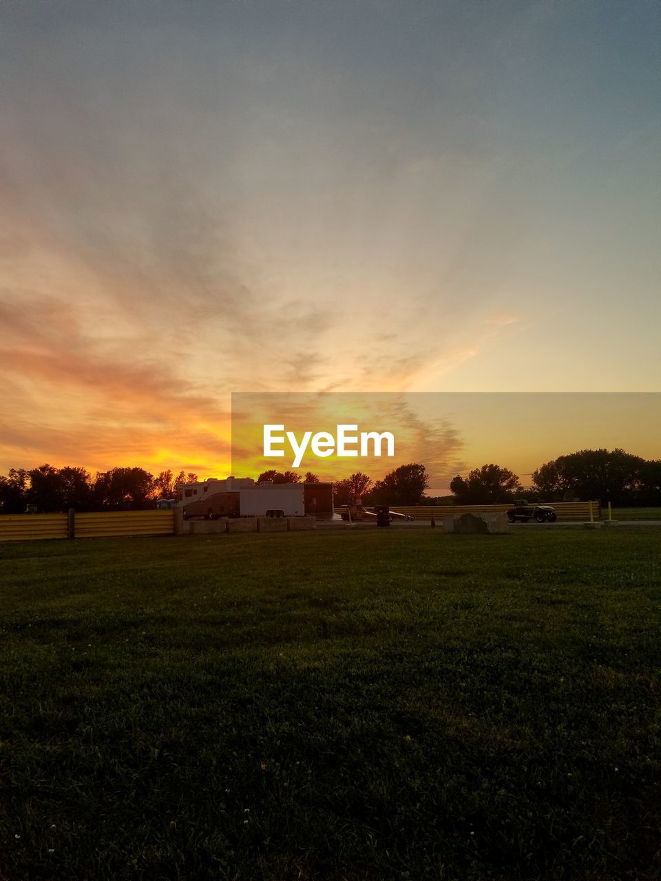 SCENIC VIEW OF FIELD AGAINST SKY AT SUNSET