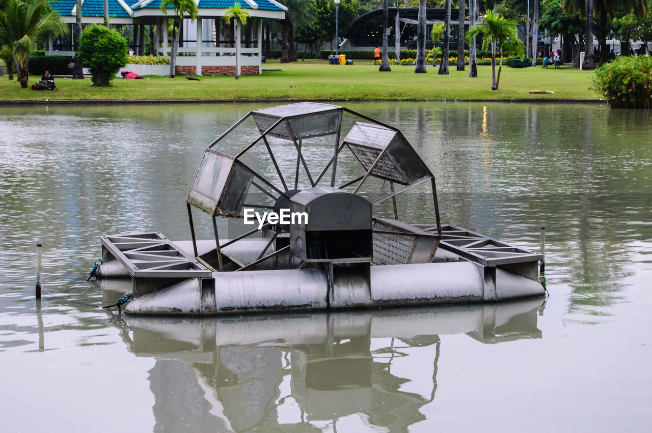 BOAT ON LAKE