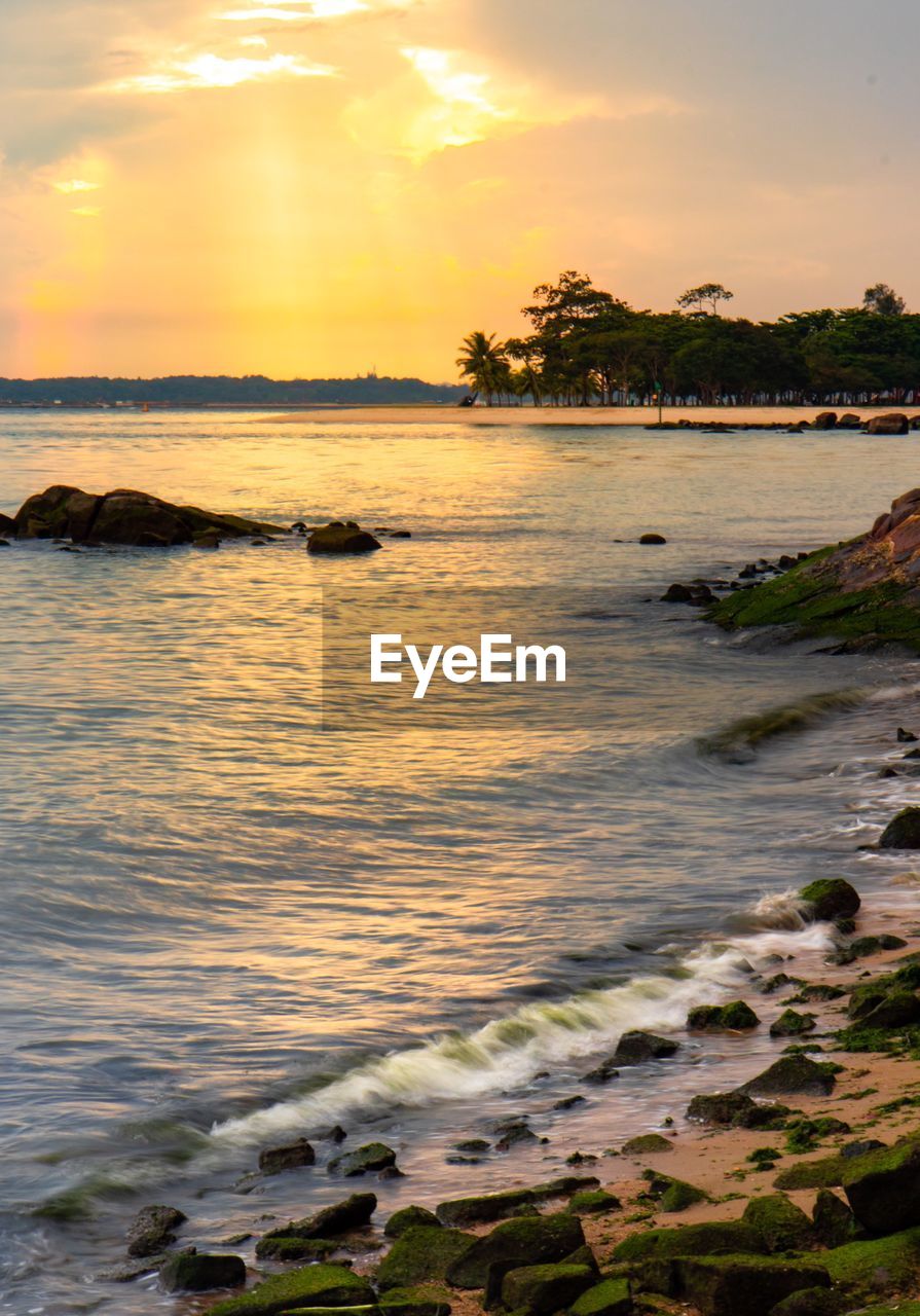SCENIC VIEW OF SEA AGAINST SUNSET SKY