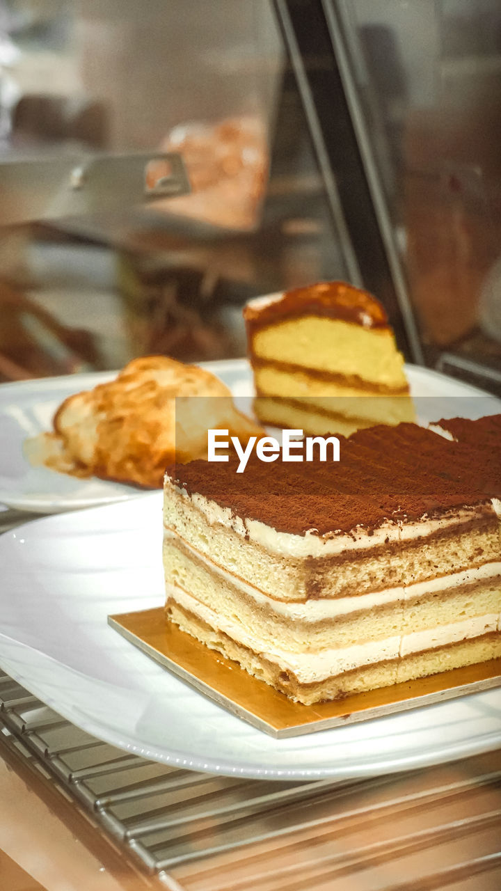 CLOSE-UP OF CAKE ON PLATE