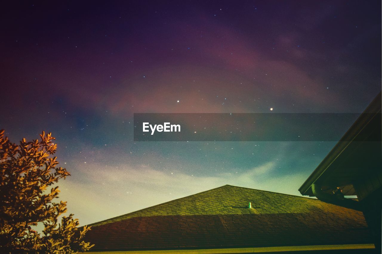 LOW ANGLE VIEW OF BUILT STRUCTURE AGAINST SKY AT NIGHT