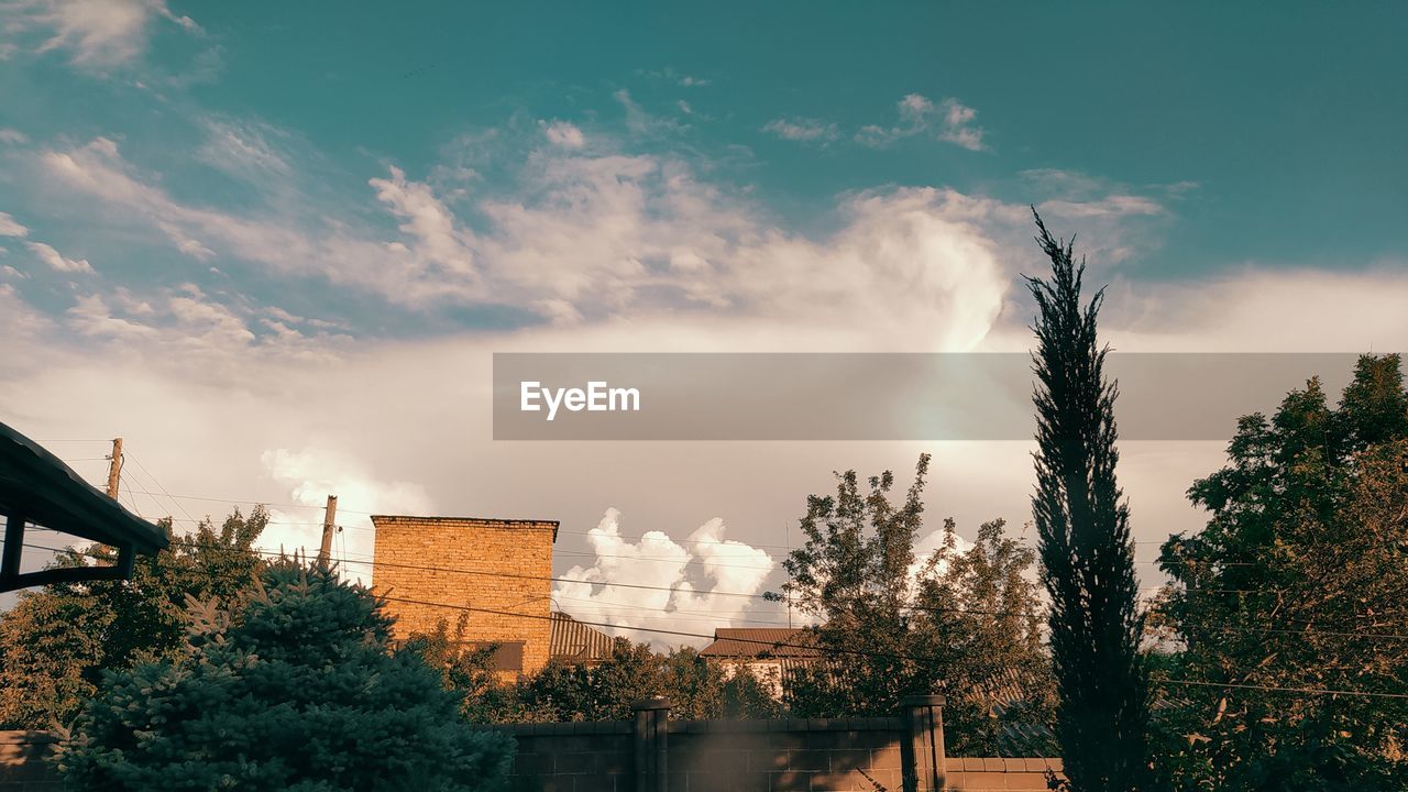 sky, tree, architecture, plant, cloud, sunlight, built structure, nature, evening, building exterior, building, no people, dusk, house, reflection, outdoors, city, sunset, residential district