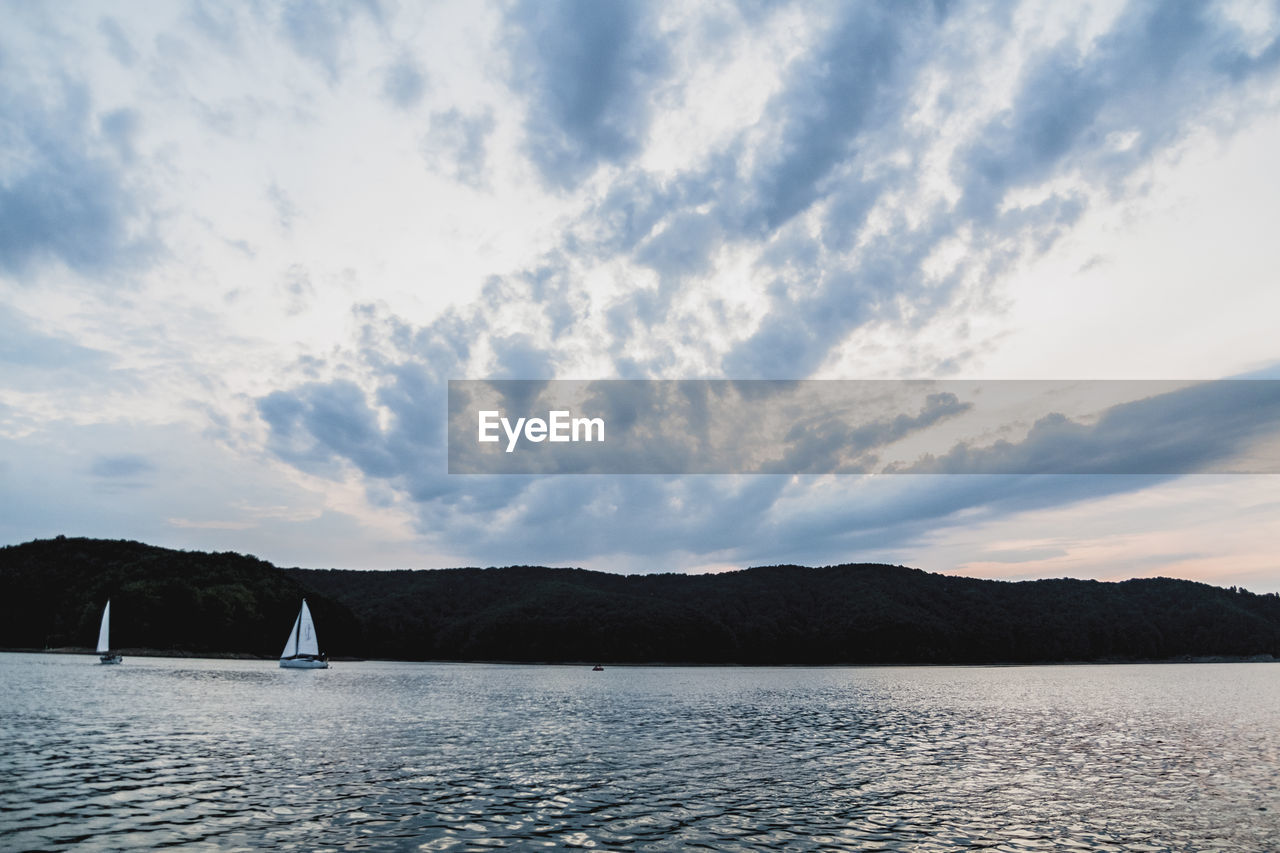 SCENIC VIEW OF SEA AND MOUNTAINS AGAINST SKY