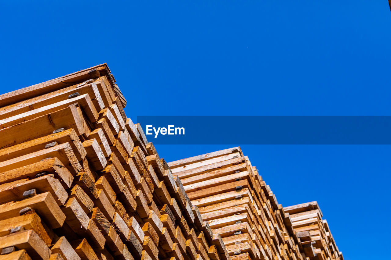 LOW ANGLE VIEW OF BUILDING AGAINST CLEAR BLUE SKY