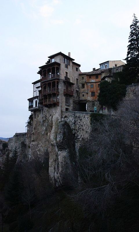 LOW ANGLE VIEW OF OLD BUILDING AGAINST SKY