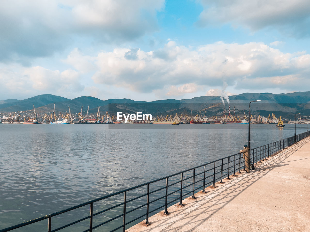 SCENIC VIEW OF SEA AND MOUNTAINS AGAINST SKY