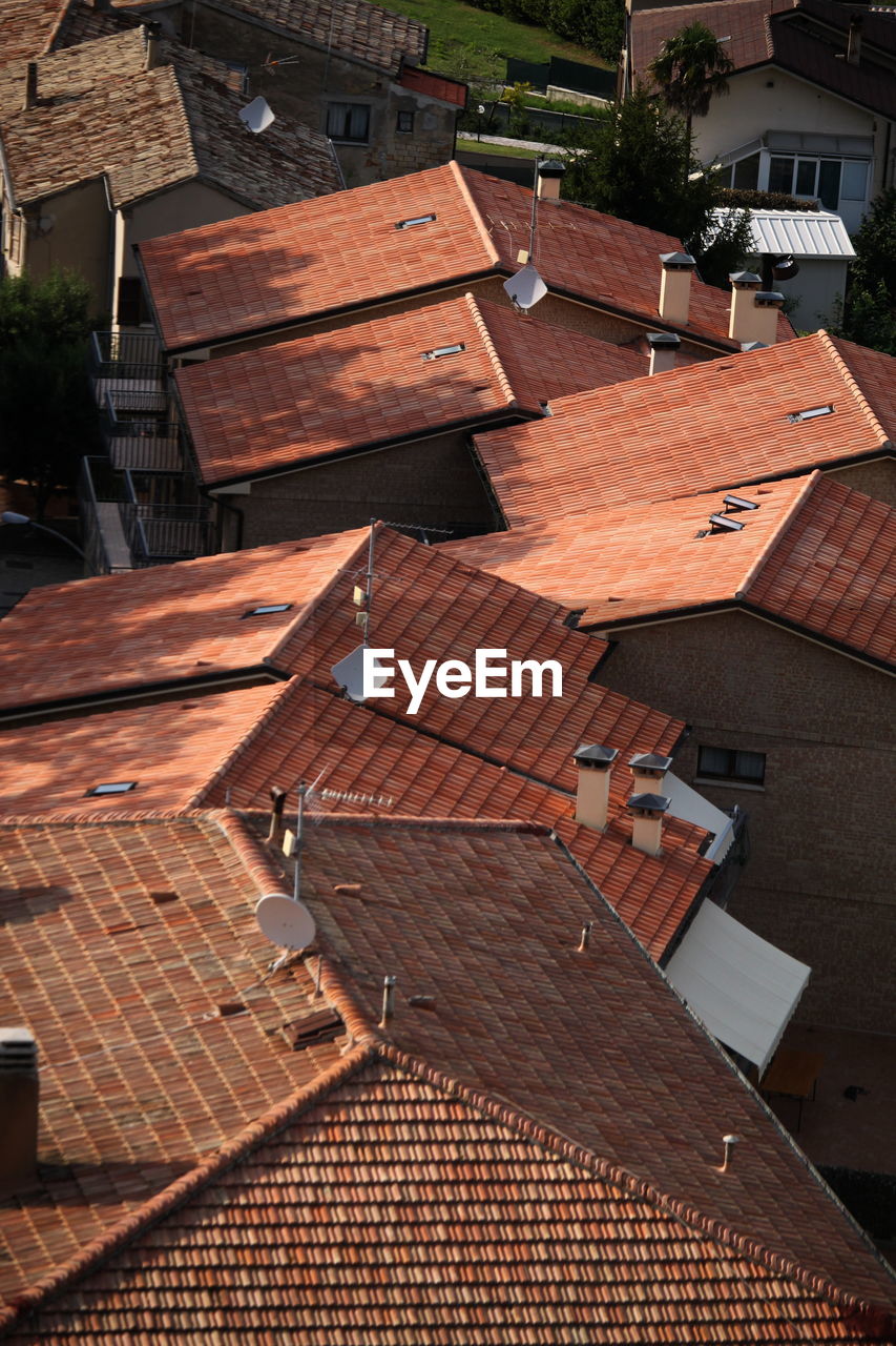 HIGH ANGLE VIEW OF OLD HOUSES IN CITY