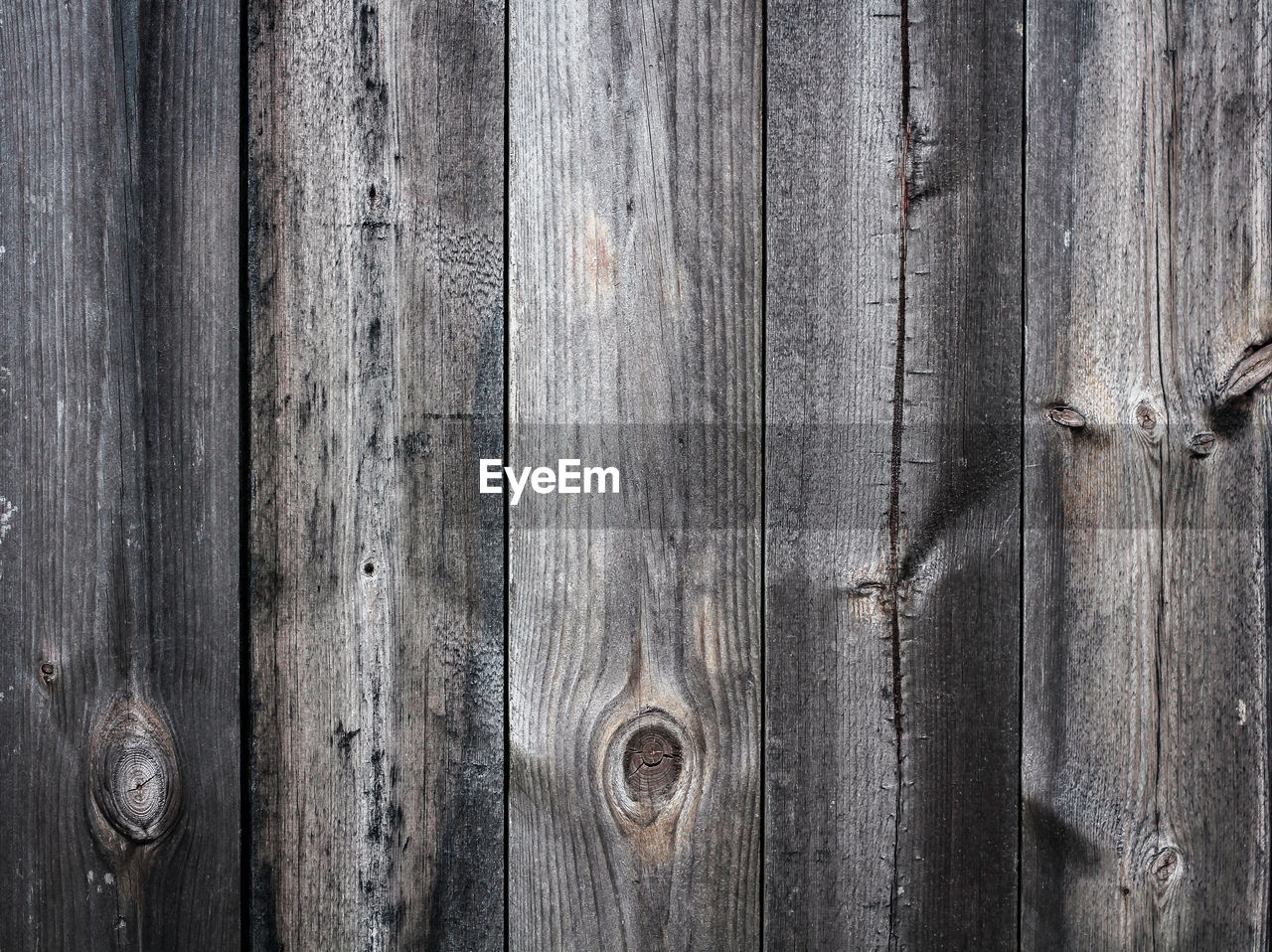 FULL FRAME SHOT OF WEATHERED WOODEN WALL