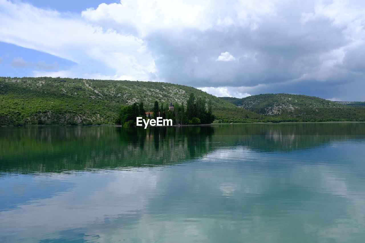 SCENIC VIEW OF LAKE WITH REFLECTION AGAINST SKY