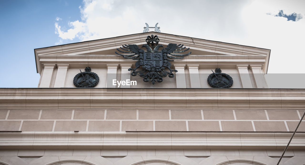 LOW ANGLE VIEW OF ANGEL STATUE AGAINST BUILDING