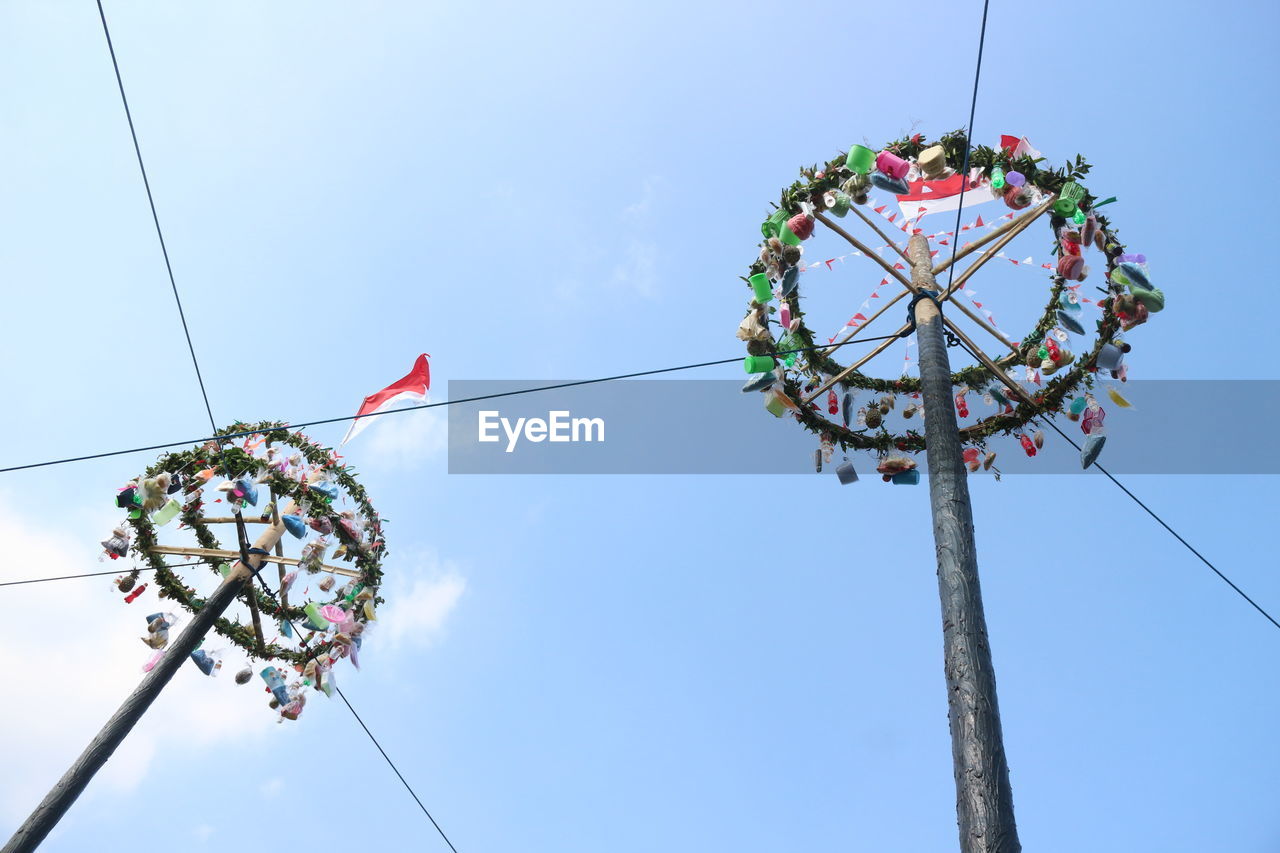 LOW ANGLE VIEW OF FERRIS WHEEL HANGING AGAINST CLEAR SKY