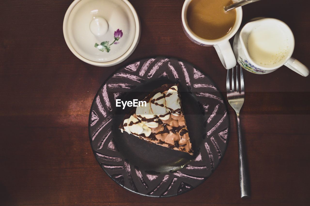 HIGH ANGLE VIEW OF BREAKFAST IN PLATE ON TABLE