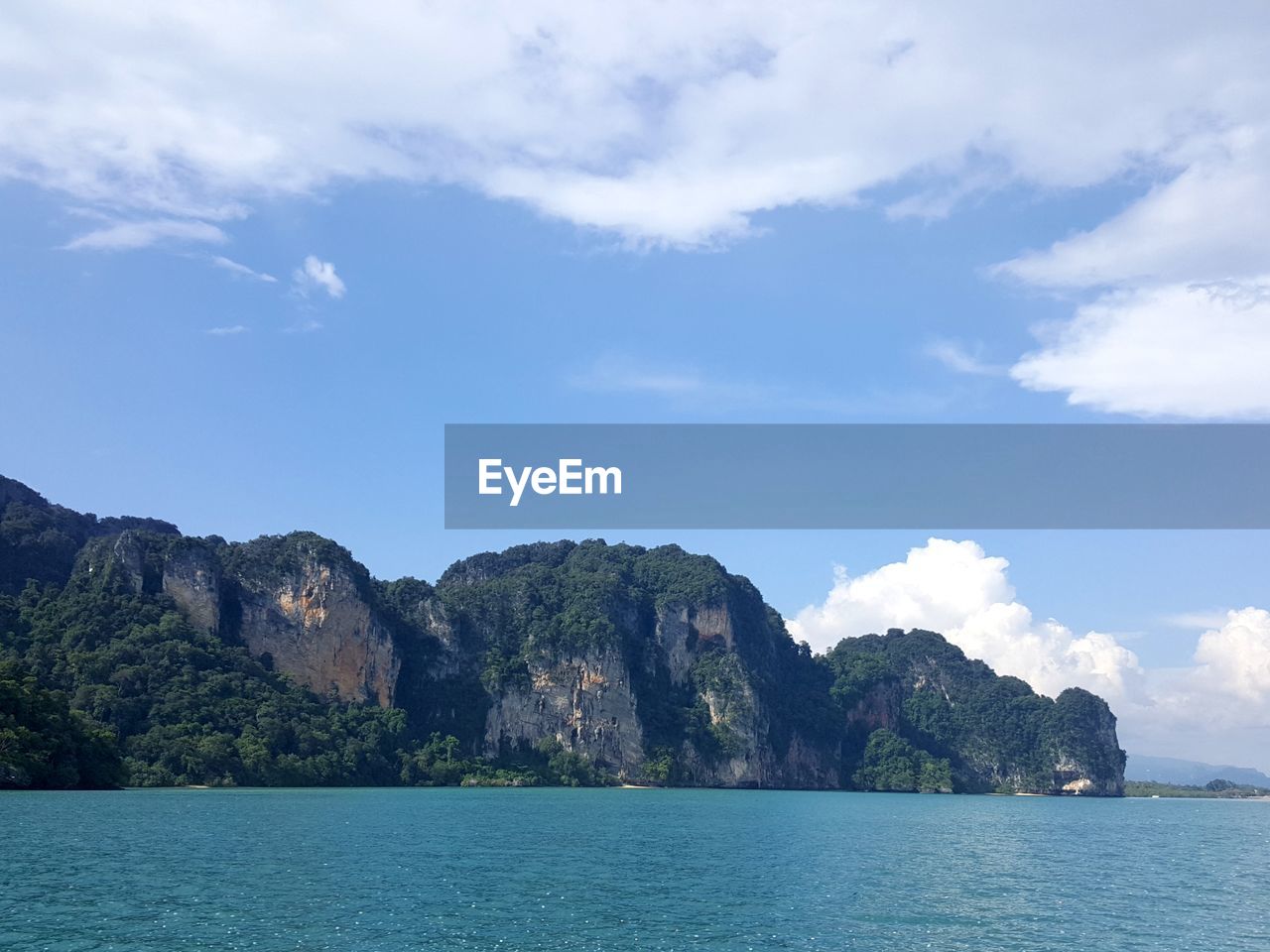 SCENIC VIEW OF SEA BY MOUNTAINS AGAINST SKY