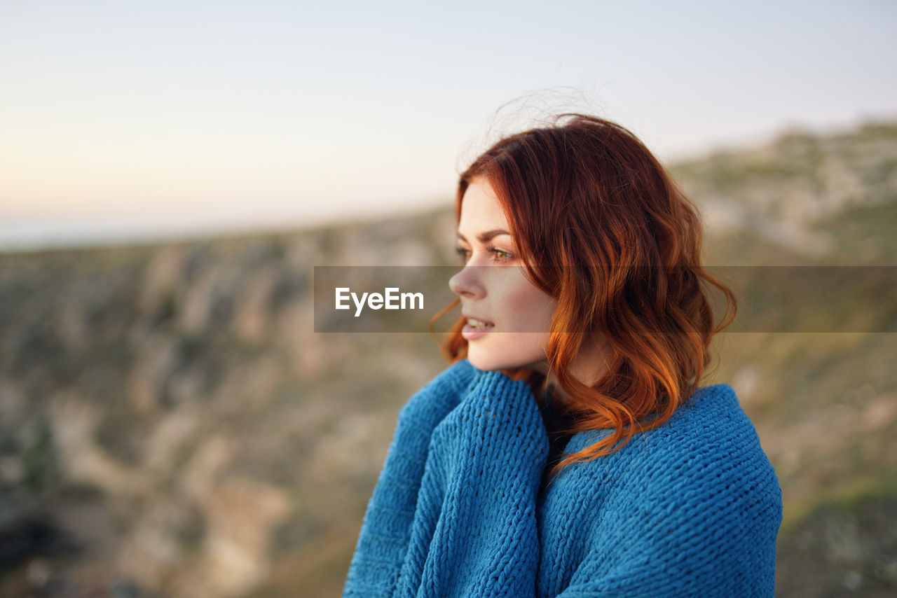 PORTRAIT OF WOMAN LOOKING AWAY ON LAND