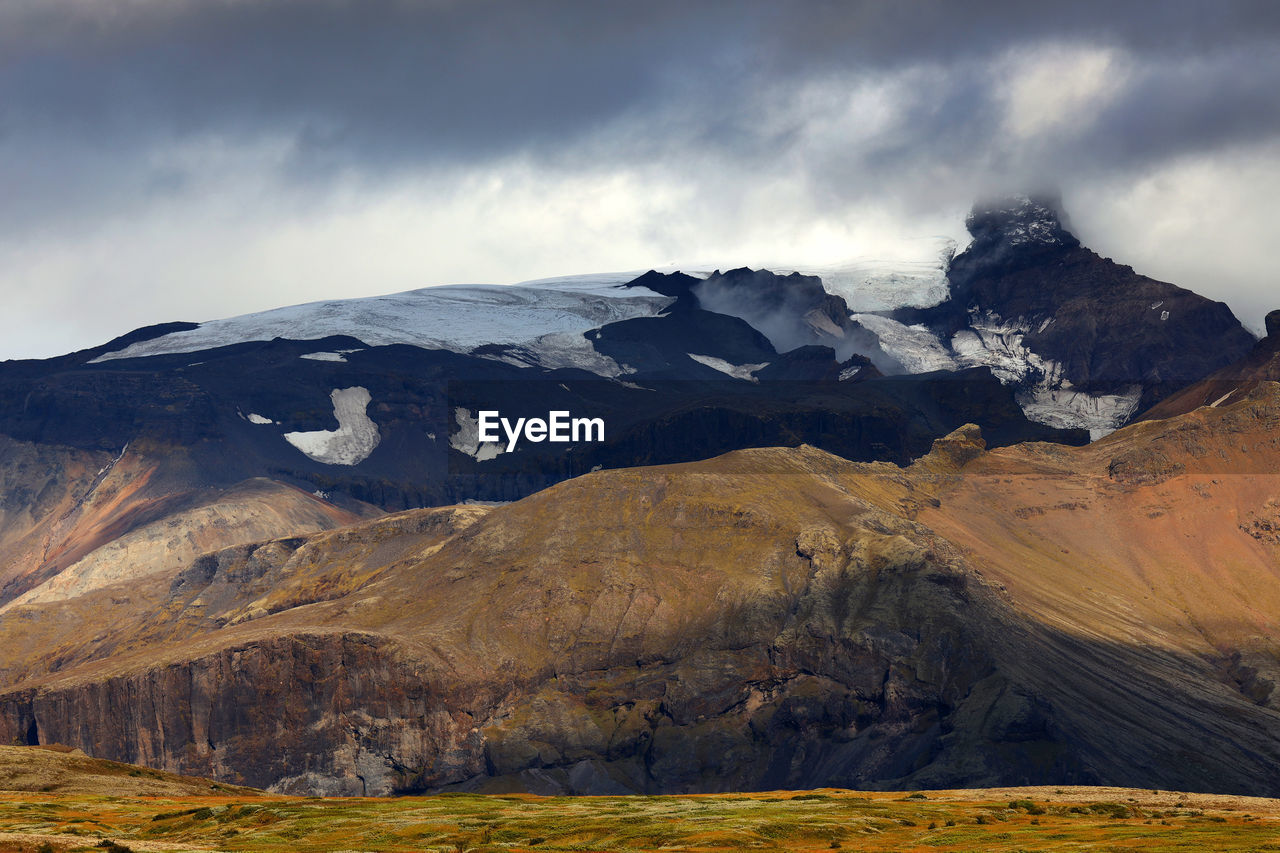 SCENIC VIEW OF MAJESTIC MOUNTAINS AGAINST SKY