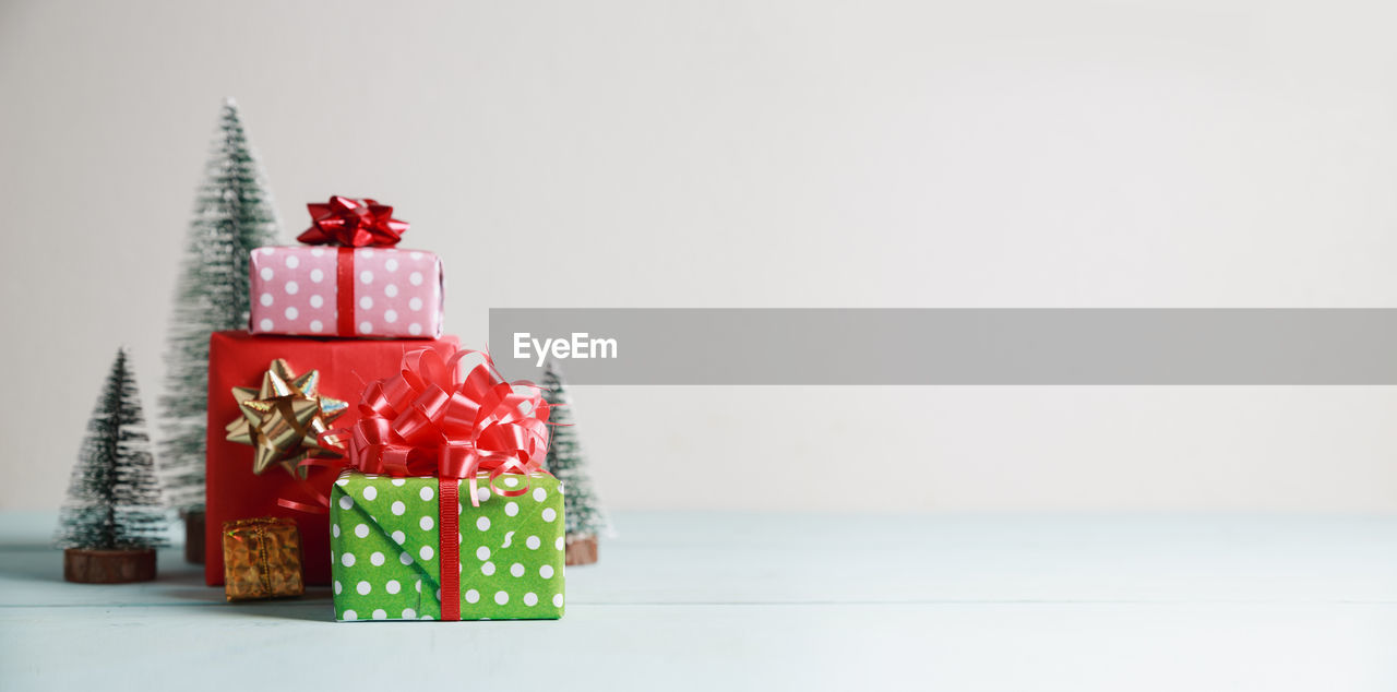 CHRISTMAS DECORATION ON TABLE