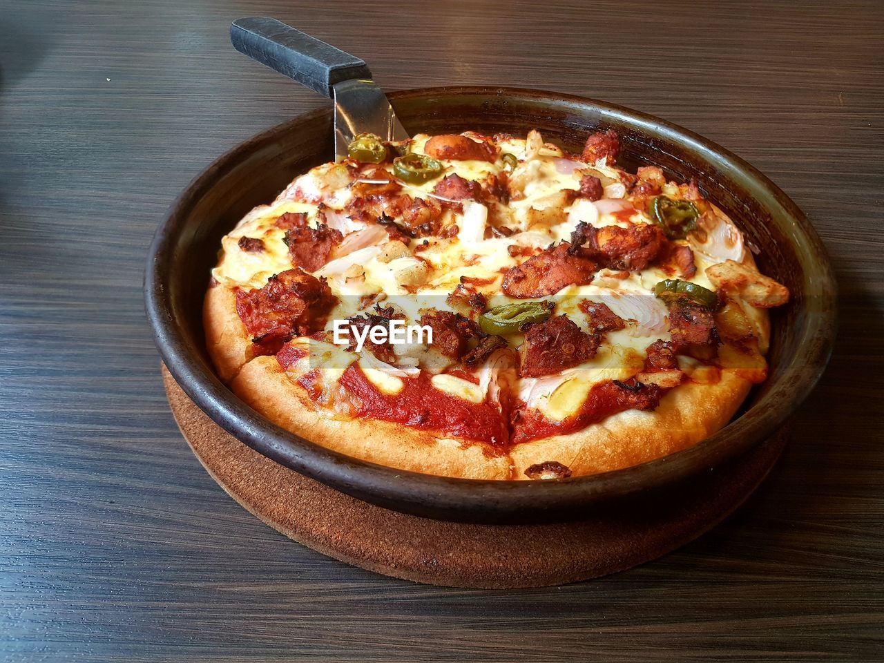 HIGH ANGLE VIEW OF PIZZA IN GLASS ON TABLE