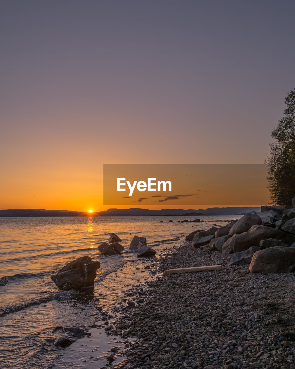 SCENIC VIEW OF SEA AGAINST SUNSET SKY