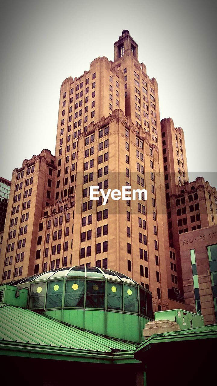 LOW ANGLE VIEW OF BUILDINGS IN CITY