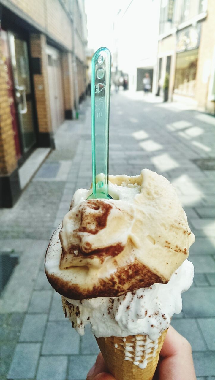 CROPPED HAND HOLDING ICE CREAM CONE