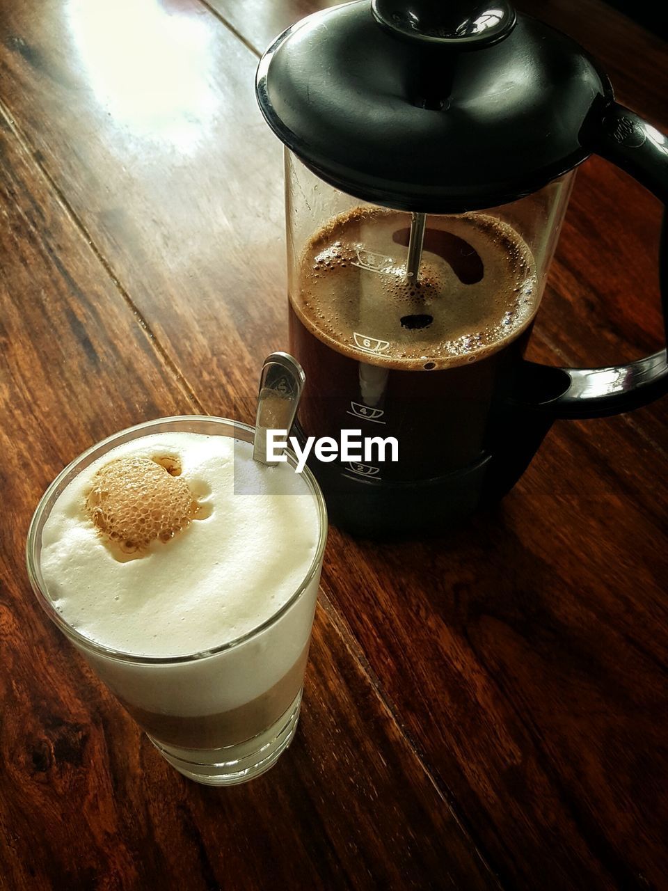 HIGH ANGLE VIEW OF COFFEE CUP AND TABLE