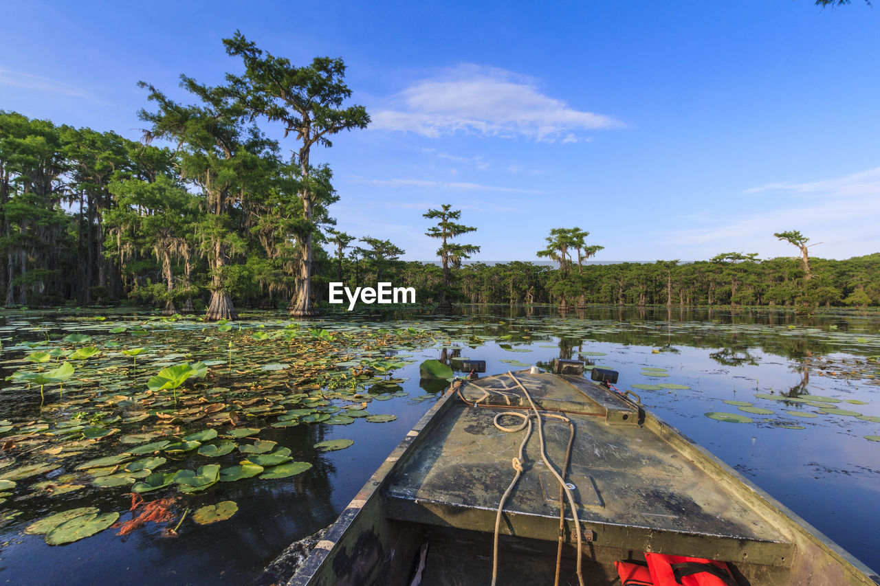 PANORAMIC VIEW OF LAKE AGAINST SKY