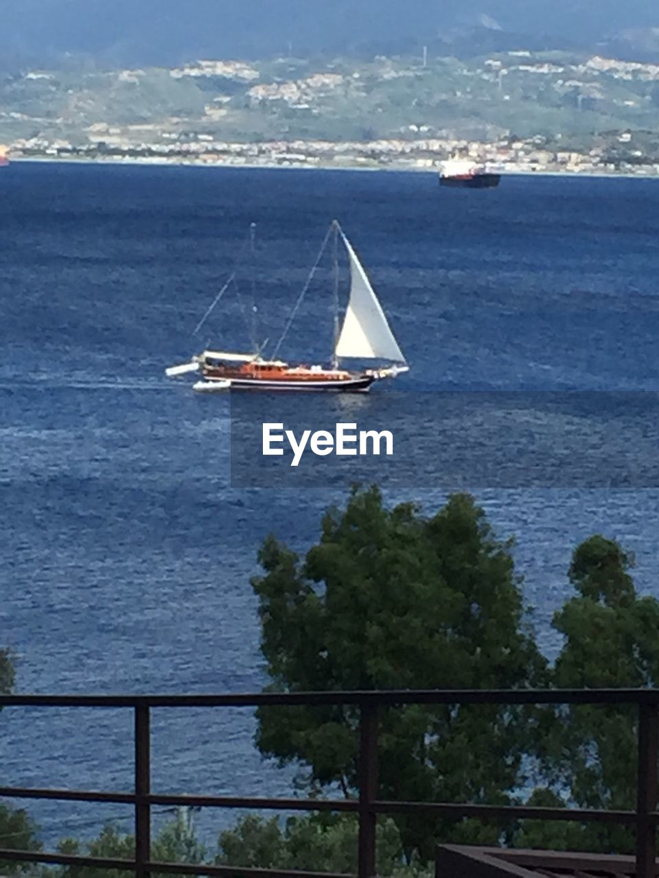 SAILBOAT SAILING ON SEA