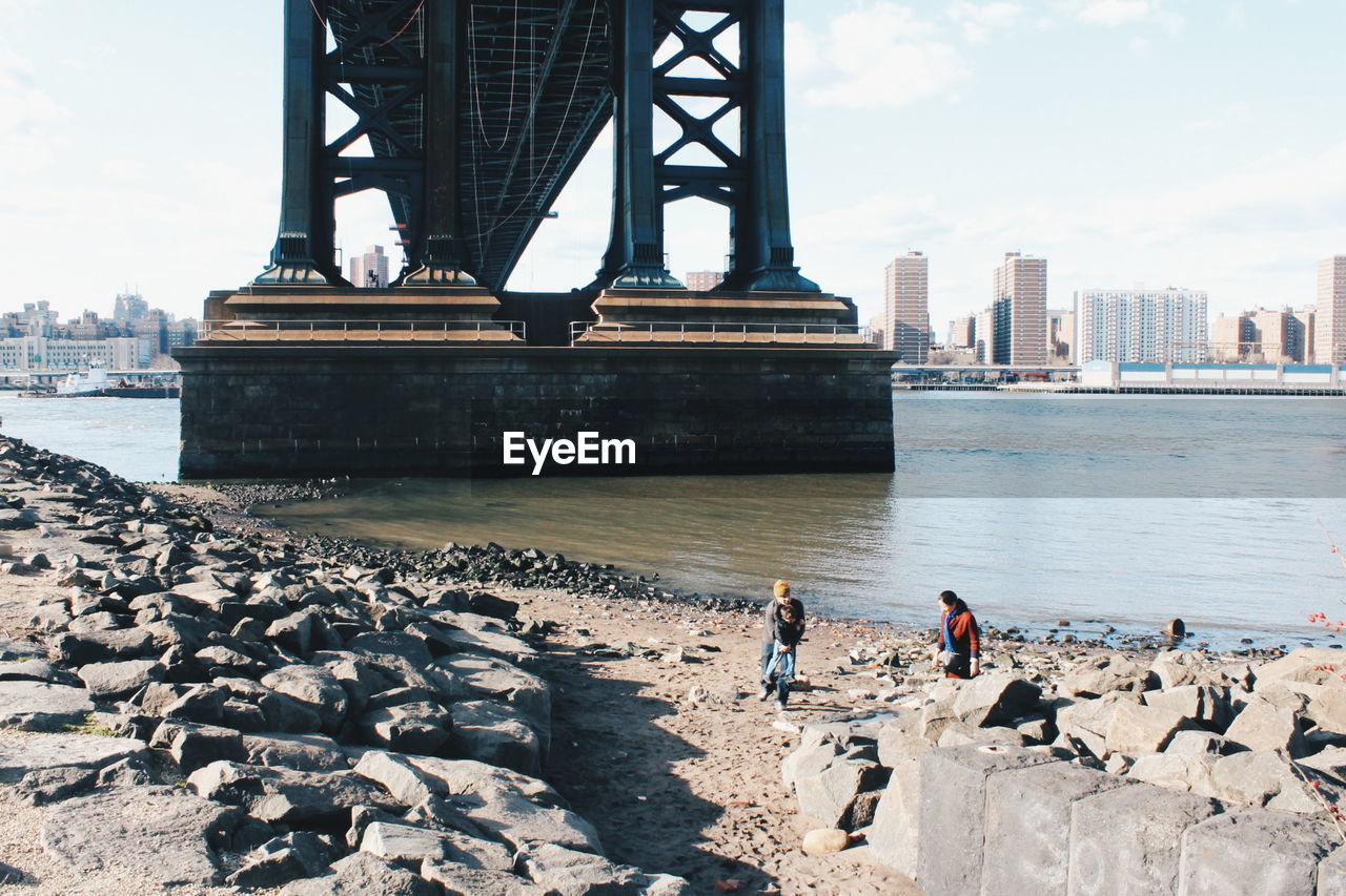 Family at east riverbank below manhattan bridge