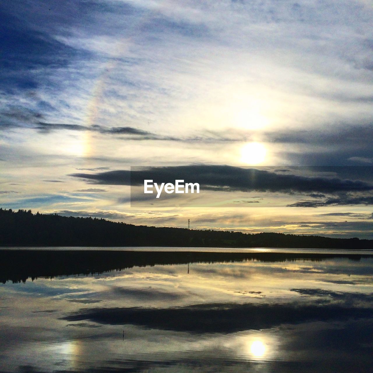 SCENIC VIEW OF LAKE AGAINST SUNSET SKY